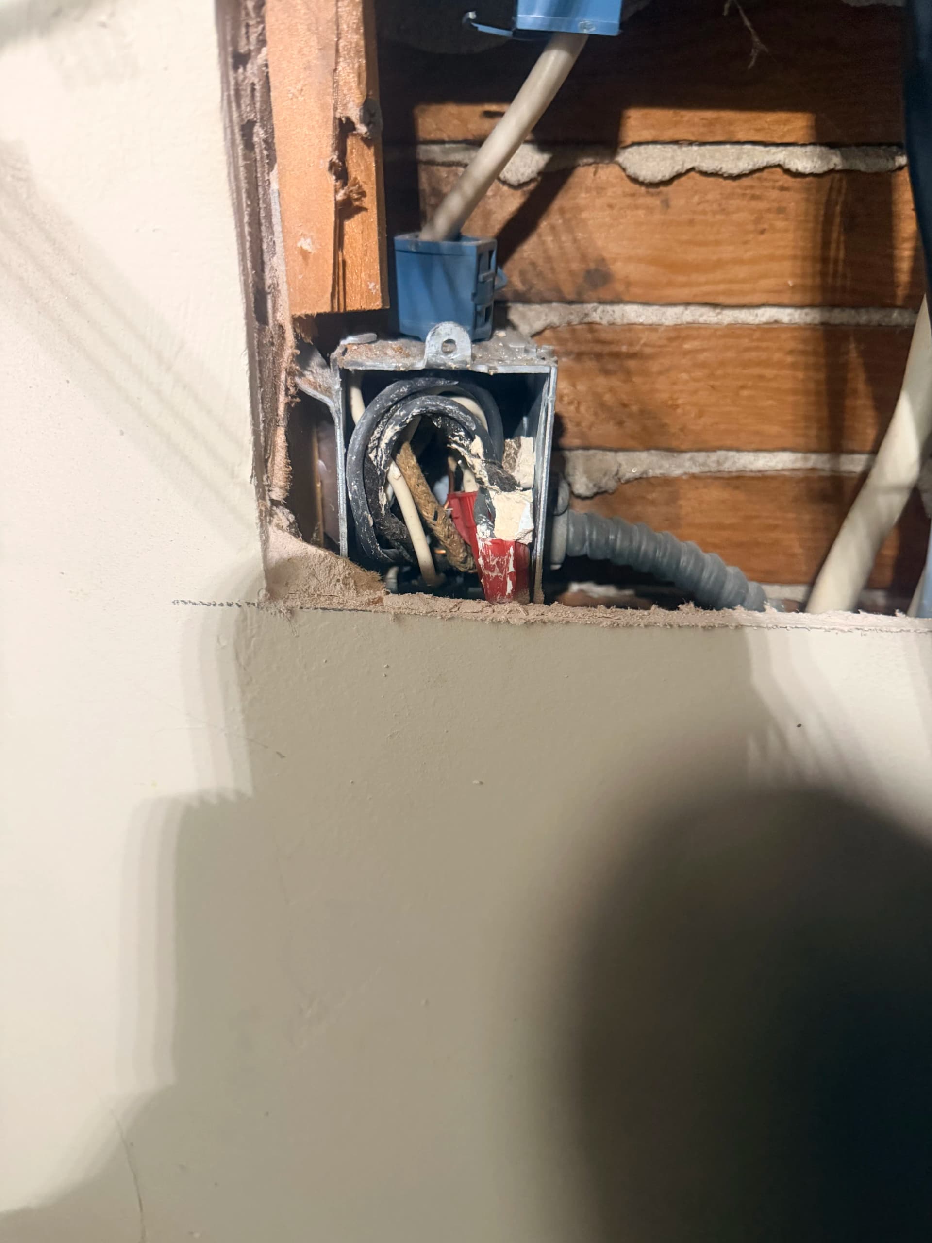 Gallery photos for The Hidden Junction Box Behind the Wall Causing a Short: Image #2